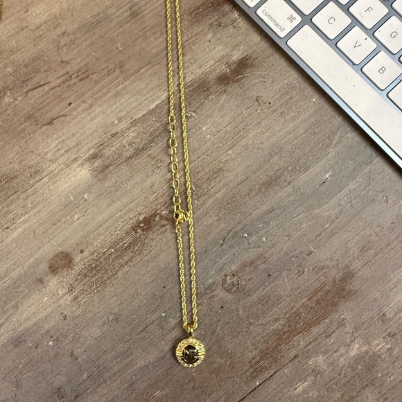Elegant Gold Necklace with Pendant